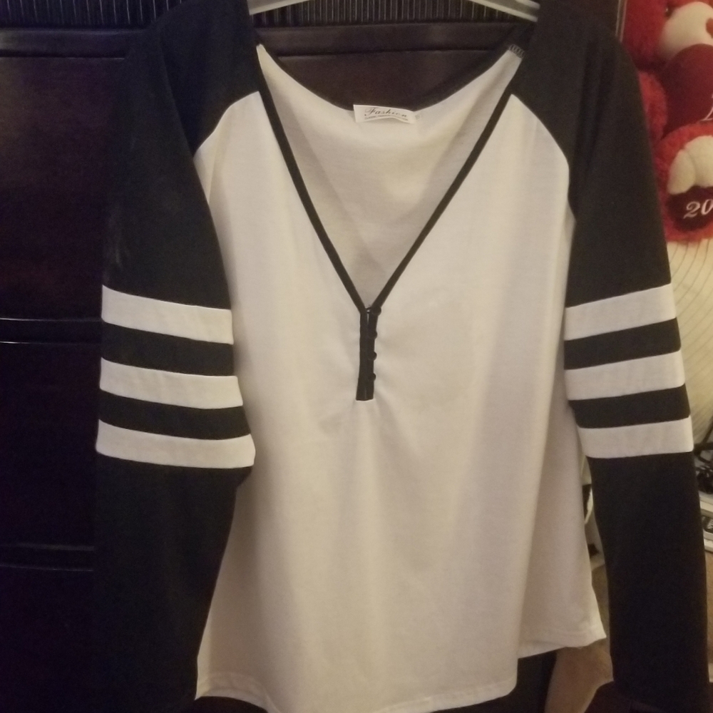 Comfy  black n white shirt